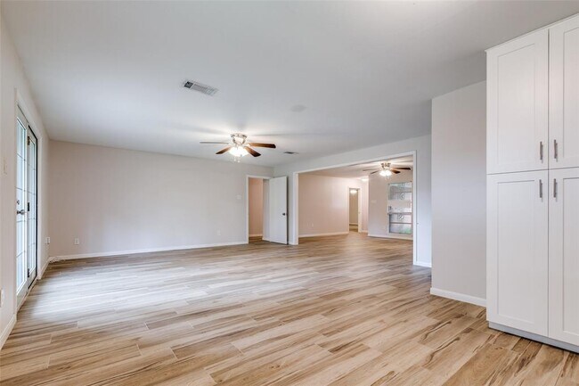 Building Photo - 8915 Bintliff Dr