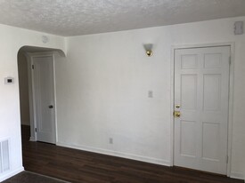 Building Photo - 530 Hadley Ave