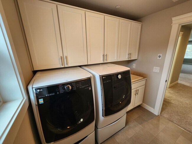 Building Photo - Large Spacious 4 Bed Home