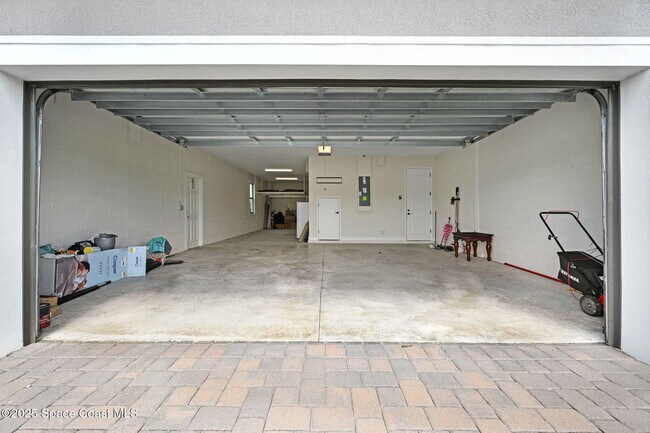 Building Photo - 8212 Paragrass Ave