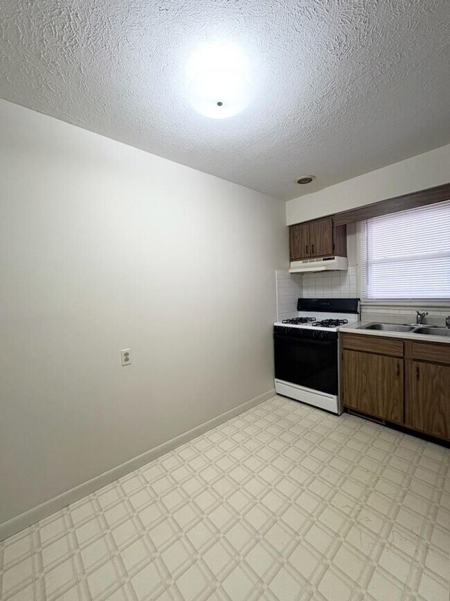 Building Photo - 200 S Grove St