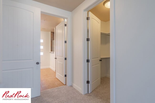 Building Photo - Remarkable 3 Bedroom Condo Next to Sunbroo...