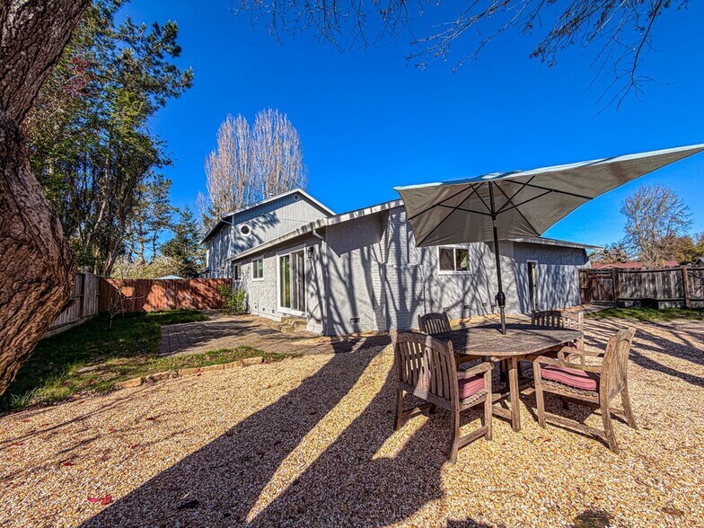 Building Photo - 208 Vista Ct