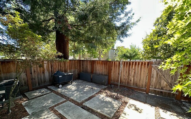 Building Photo - Convenient and Private Townhome