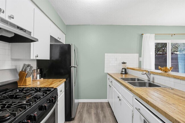 Building Photo - 11301 Oakwood Dr