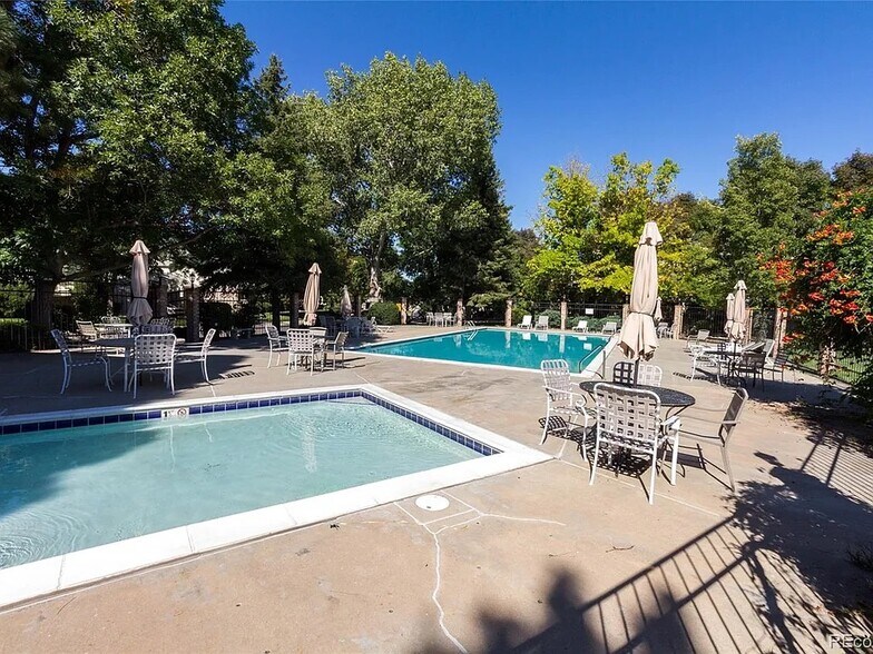 Building Photo - 7570 S Cove Cir