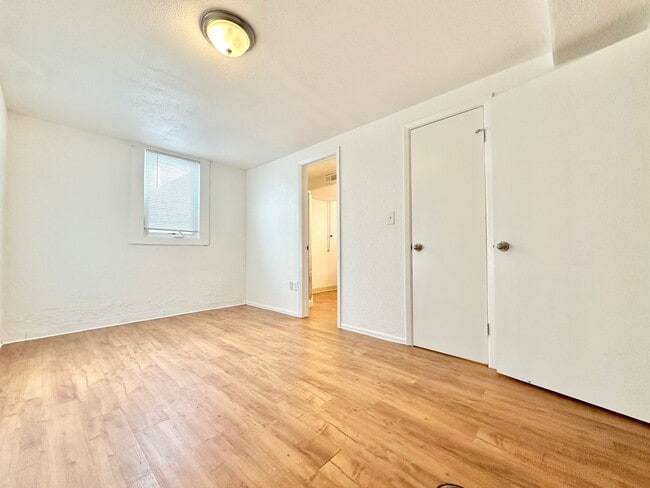 Building Photo - Modern and Spacious Duplex Style Home with...