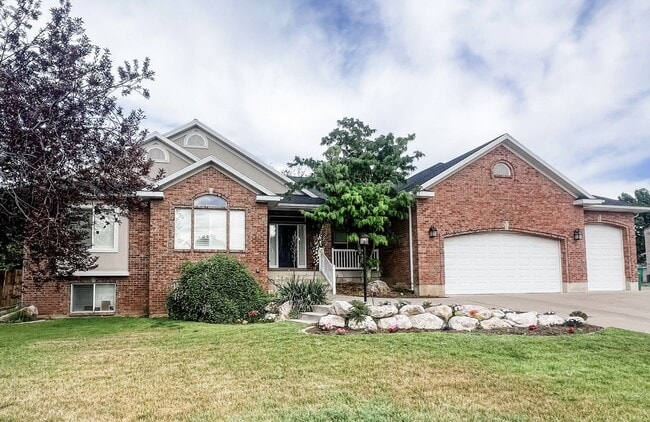 Building Photo - Lovely Home Located In Roy Utah