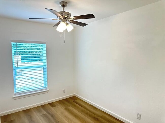 Building Photo - 2902 Spring Cir