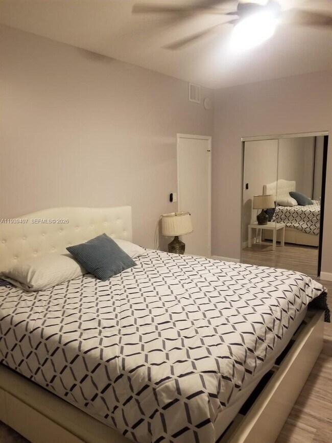 Building Photo - 2500 Parkview Dr