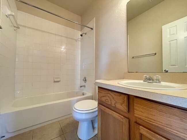 Building Photo - Charming 3/2 Duplex with Garage — No Carpet, Fenced Yard!