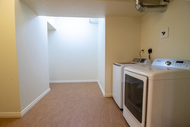 Building Photo - 1bd/1.5ba Bellevue Condo