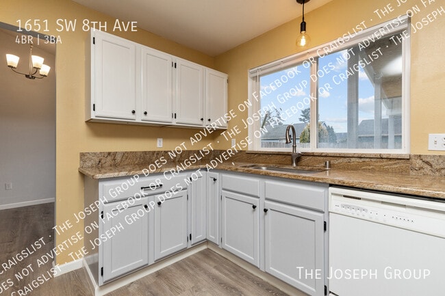 Building Photo - 1651 SW 8th Ave