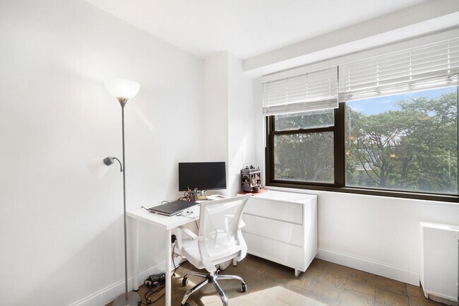 Building Photo - 201 St Pauls Ave