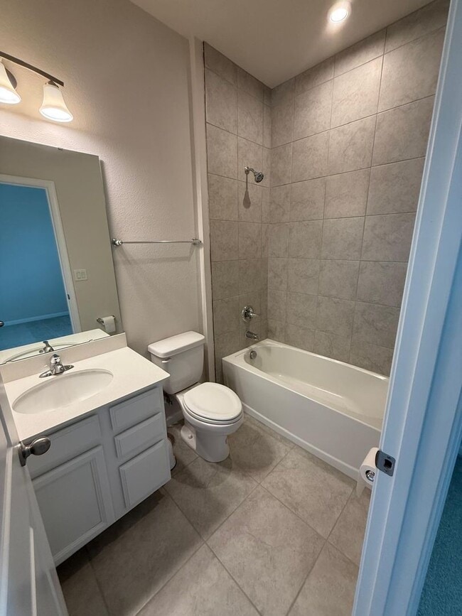 Building Photo - Beautiful 3BR/3BA Home in Creekside