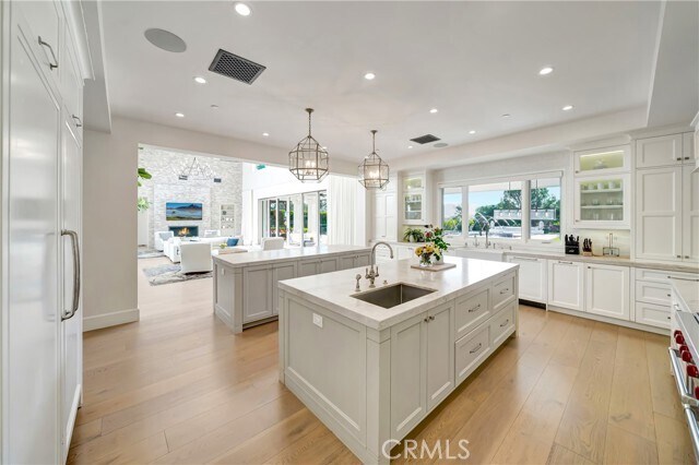 Building Photo - 2037 Delphine Ln