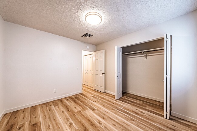 Building Photo - 1423 Anita St