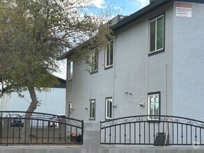 Building Photo - Charming 2BR Duplex in Surprise