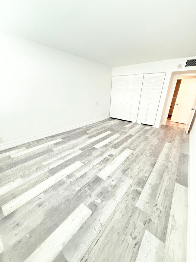Building Photo - 1150 Hillsboro Mile