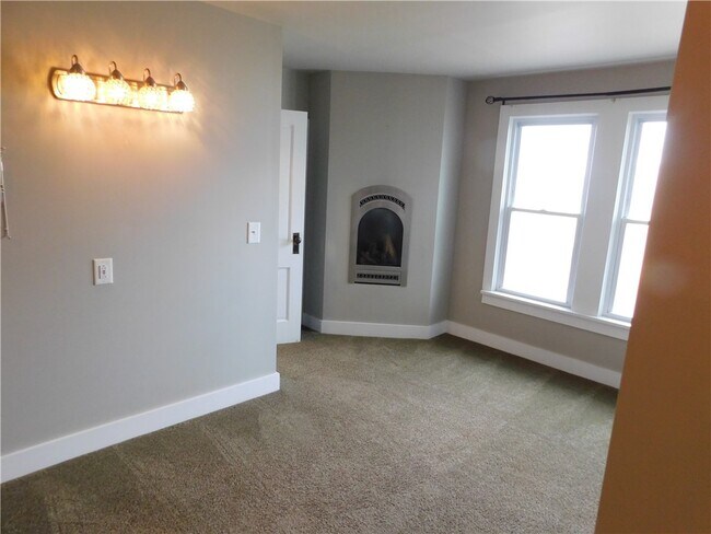 Building Photo - 321 N Main St