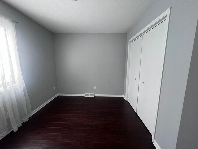 Building Photo - Single Family Home - Three Bedroom Tri-level!