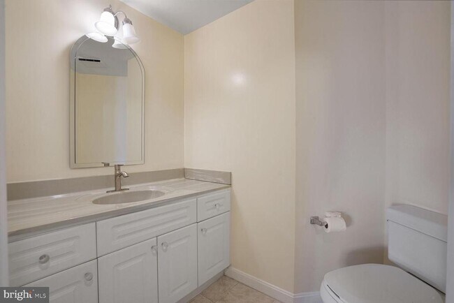 Building Photo - 2121 Jamieson Ave