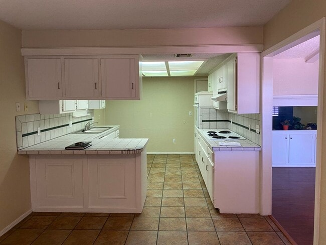 Building Photo - 2312 Shadowlake Dr
