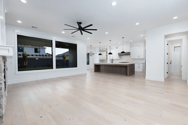 Building Photo - 6 bed / 4 bath / 3 car garage custom home in Pecan Valley