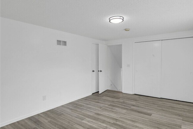 Building Photo - 405 S Montclaire Dr