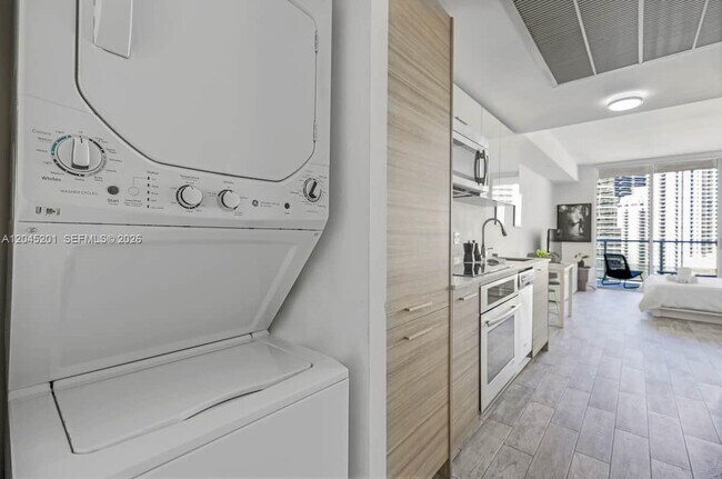 Building Photo - 1300 Brickell Bay Dr