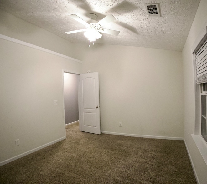 Building Photo - 12 Harding Dr