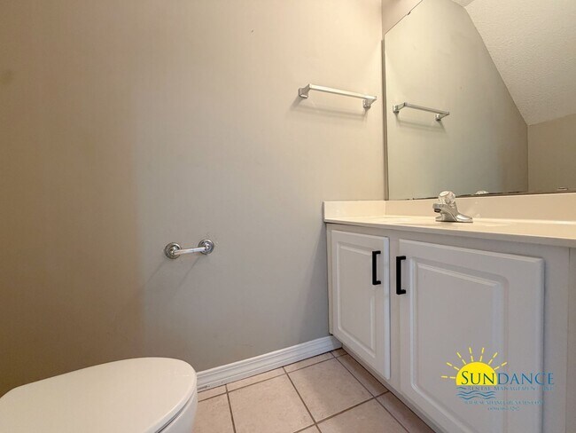 Building Photo - Stunning 2 Bedroom Townhome Near Eglin AFB & Hurlburt Field!