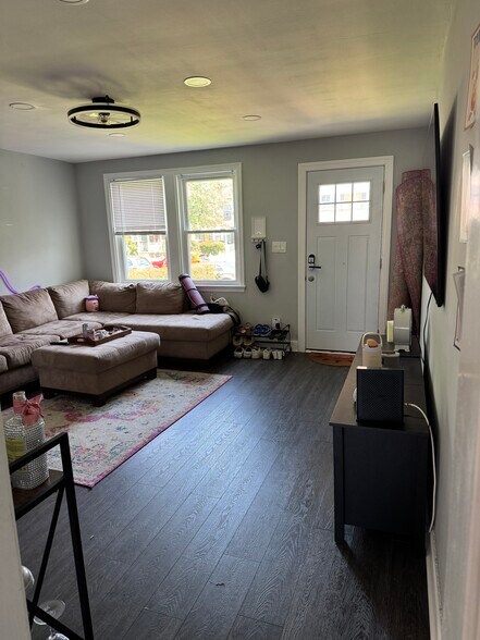 Building Photo - 211 Willow Ave