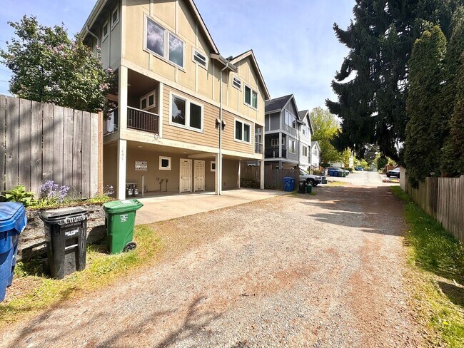 Building Photo - 1409 N Northgate Way