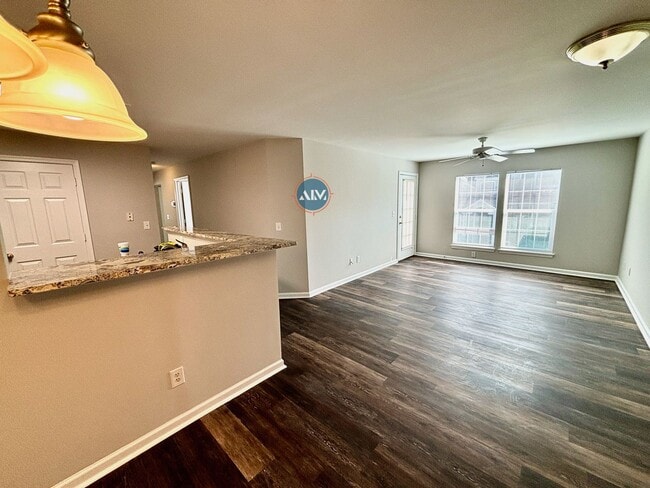 Building Photo - Modern 3-Bed Condo: Lovely Appliances, LVP...