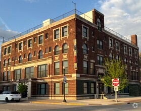 Building Photo - Spacious Rooftop Studio Efficiency with Ga...
