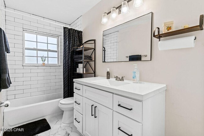 Building Photo - 808 Forestdale Ave