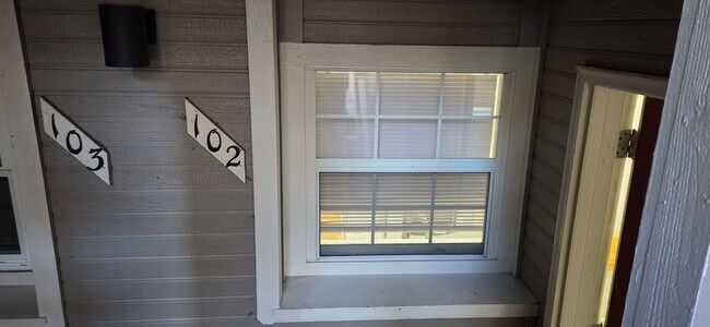 Building Photo - 1 bed 1 bath condo with 650 sf. off Jewell and Sheridan