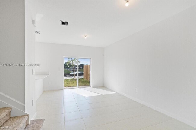 Building Photo - 3 br, 2.5 bath Townhome - 12725 NW 24th Ave