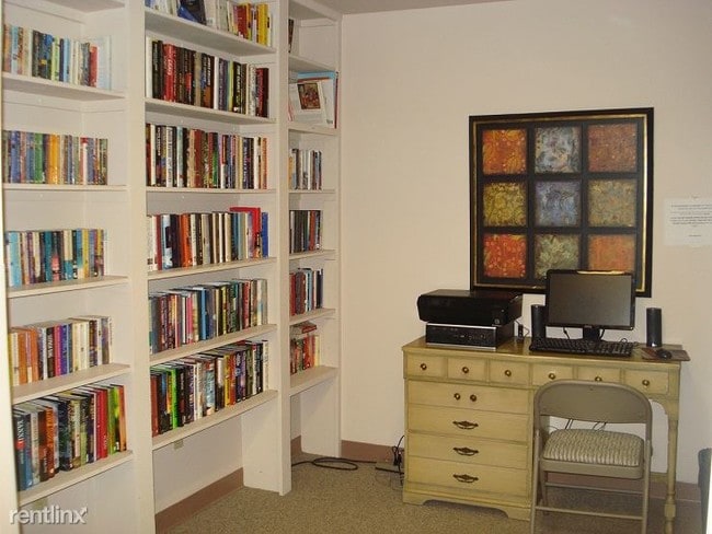 Building Photo - 305 Oak Springs Dr