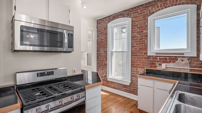 Building Photo - Unique 2 Bed, 1 Bath Home in the Lincoln P...