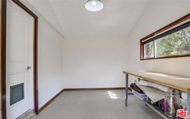 Building Photo - 352 Hargrave St