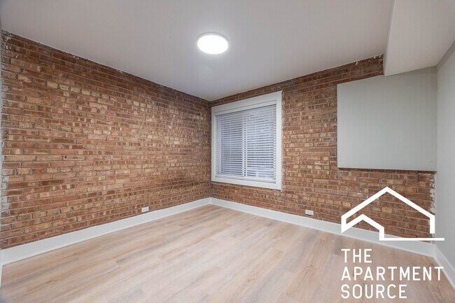 Building Photo - 1214 N La Salle Dr