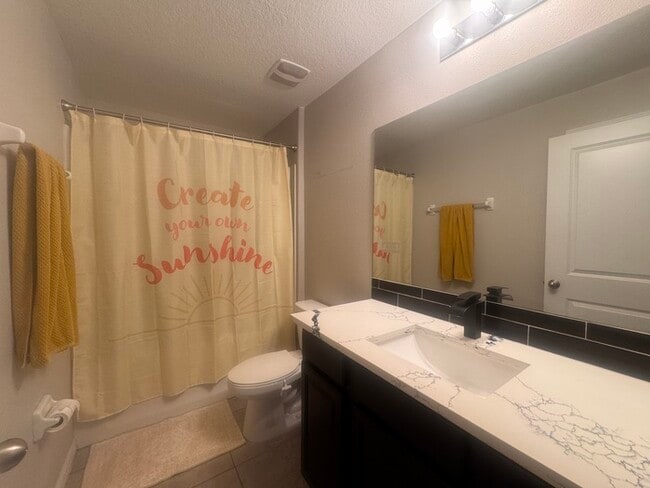 Building Photo - Beautifully Designed 4 Bedroom, 2 Bath Home