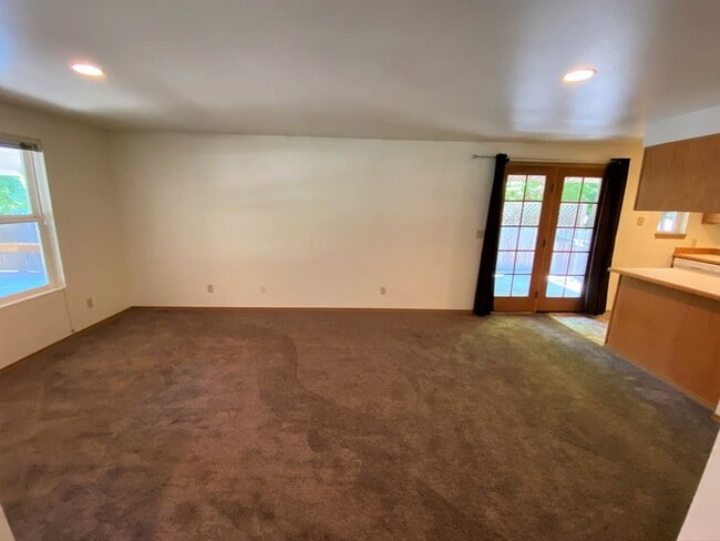Building Photo - 3 Bed, 2 Bath 1 block from CWU