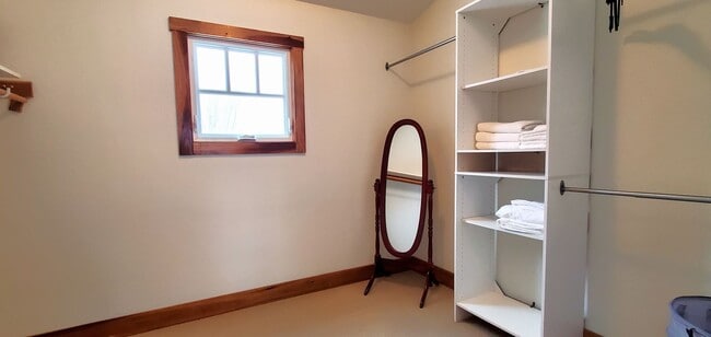 Building Photo - Fully Furnished Monthly Off-Season Gem!