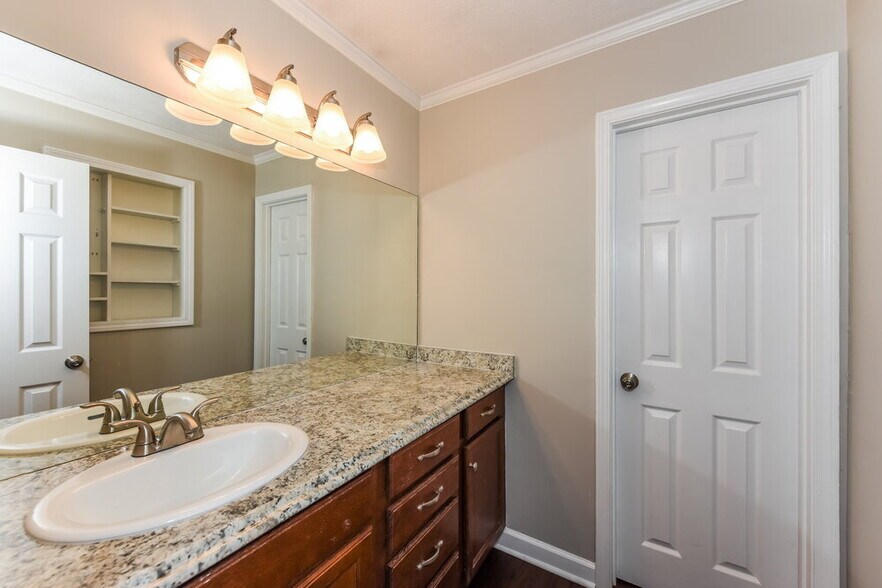 Building Photo - 2121 Ravenwood Dr