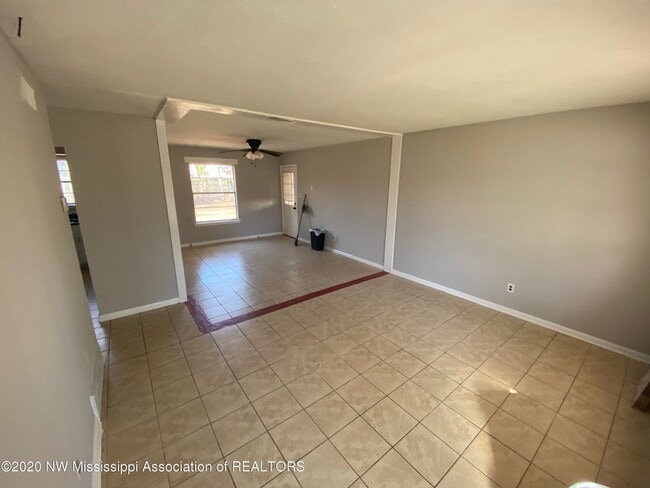 Building Photo - 8119 Elmbrook Dr