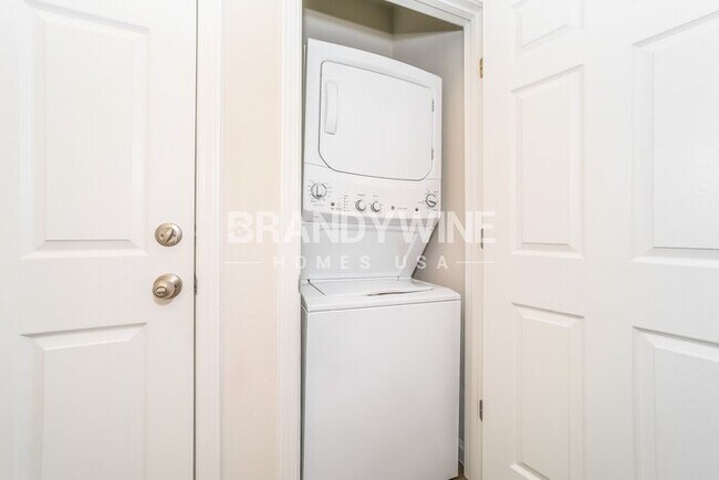 Building Photo - COMING SOON! 3BED 2.5BATH