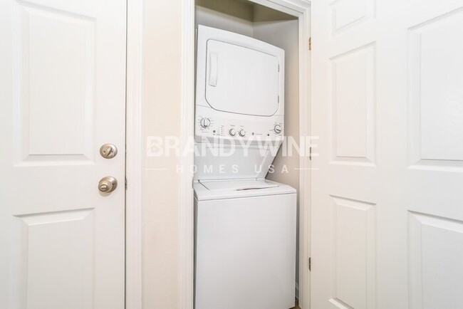 Building Photo - Coming Soon! Apply Now! 3BED 2.5BATH